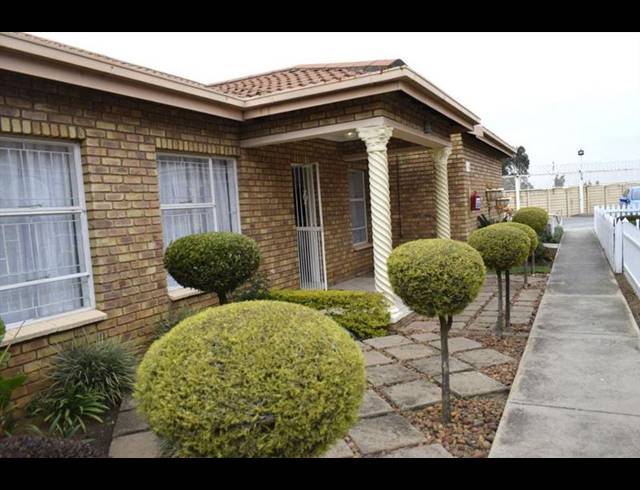 2 BEDROOM TOWNHOUSE FOR SALE IN VAN DYK PARK